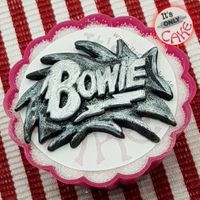 itsonlycake.de-david-bowie-black-cupcake-topper-fondant01s